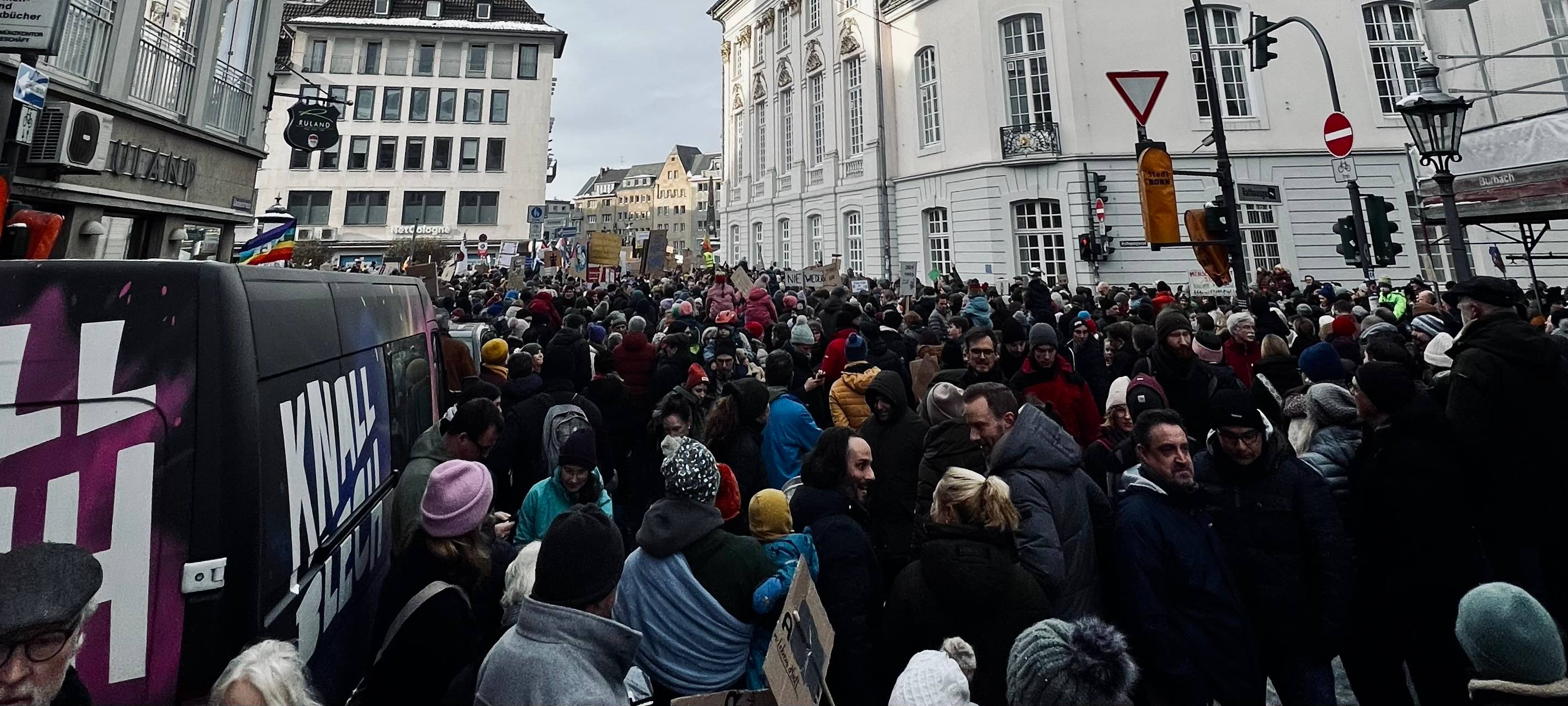 "Bonn ist bunt" - 30.000 demonstrieren in Bonn friedlich gegen Rechts