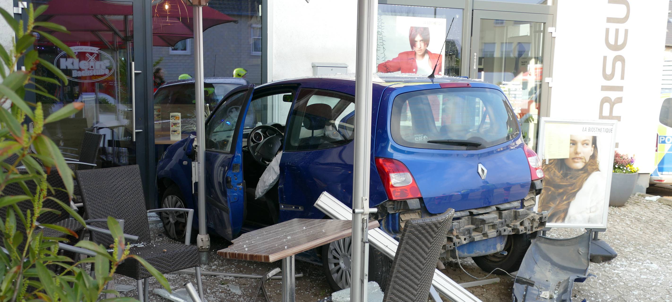 Sankt Augustin: Auto kracht in Außengastro einer Bäckerei