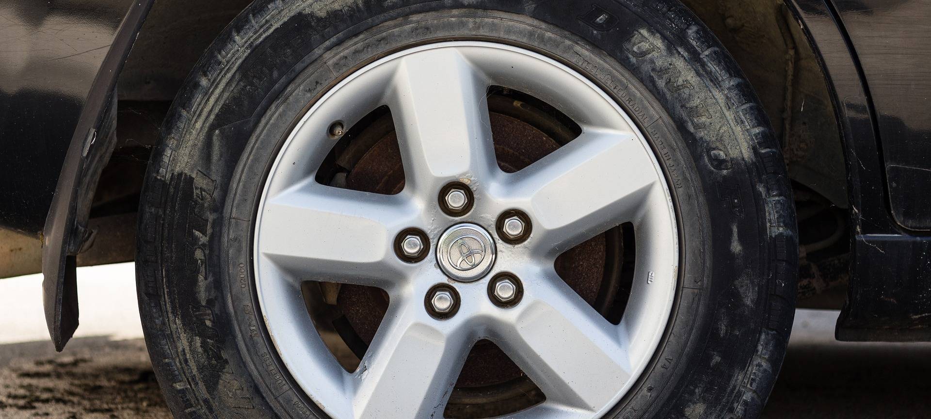 Unbekannte zerstechen Reifen von Johanniter-Autos