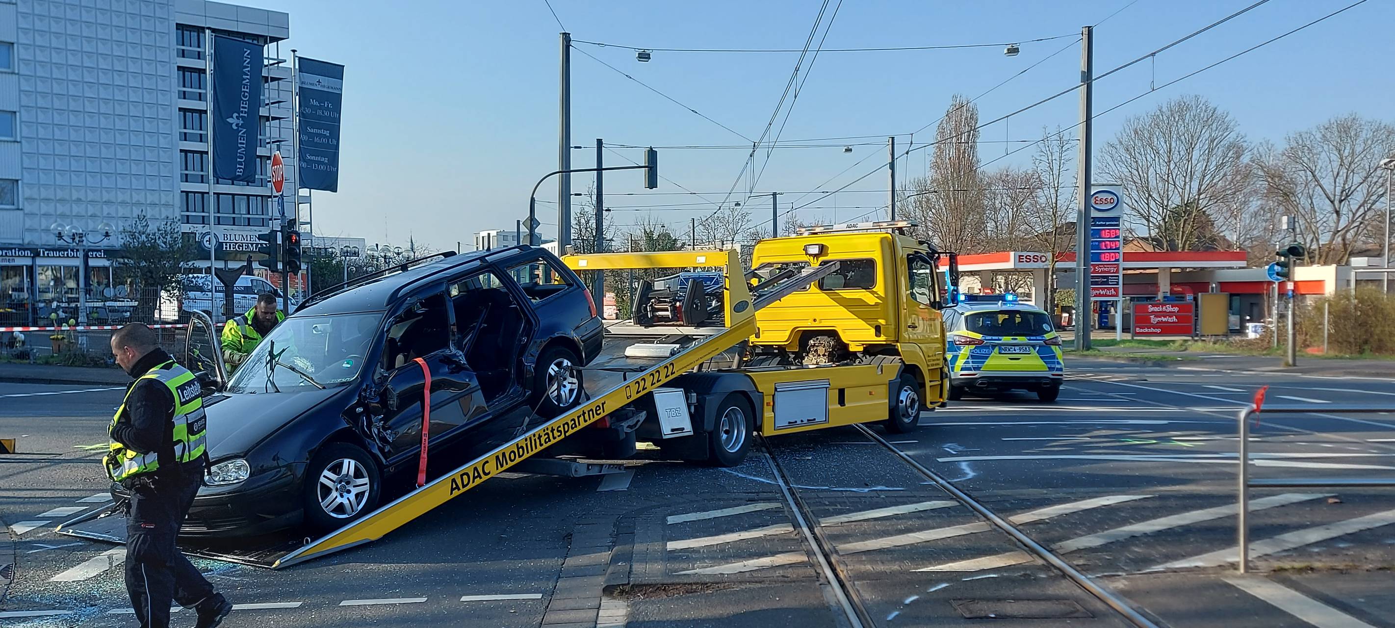Bonn-Vilich: Unfall mit Stadtbahn und Auto an der B56