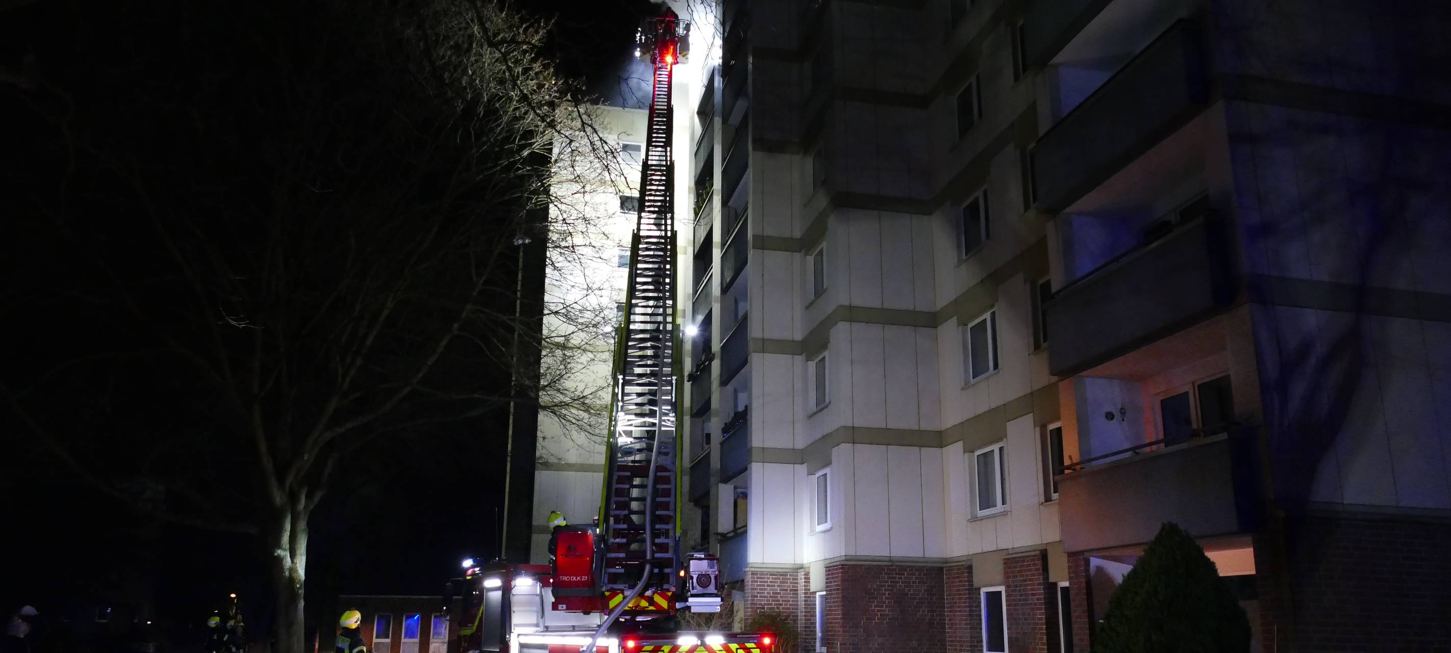 UPDATE: Nächtlicher Großeinsatz- acht Verletzte nach Hochhausbrand in Troisdorf