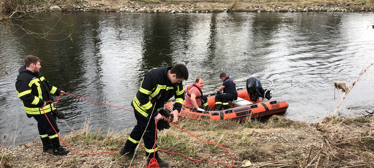 Hennef: Feuerwehr birgt vemisste 79-Jährige tot aus der Sieg