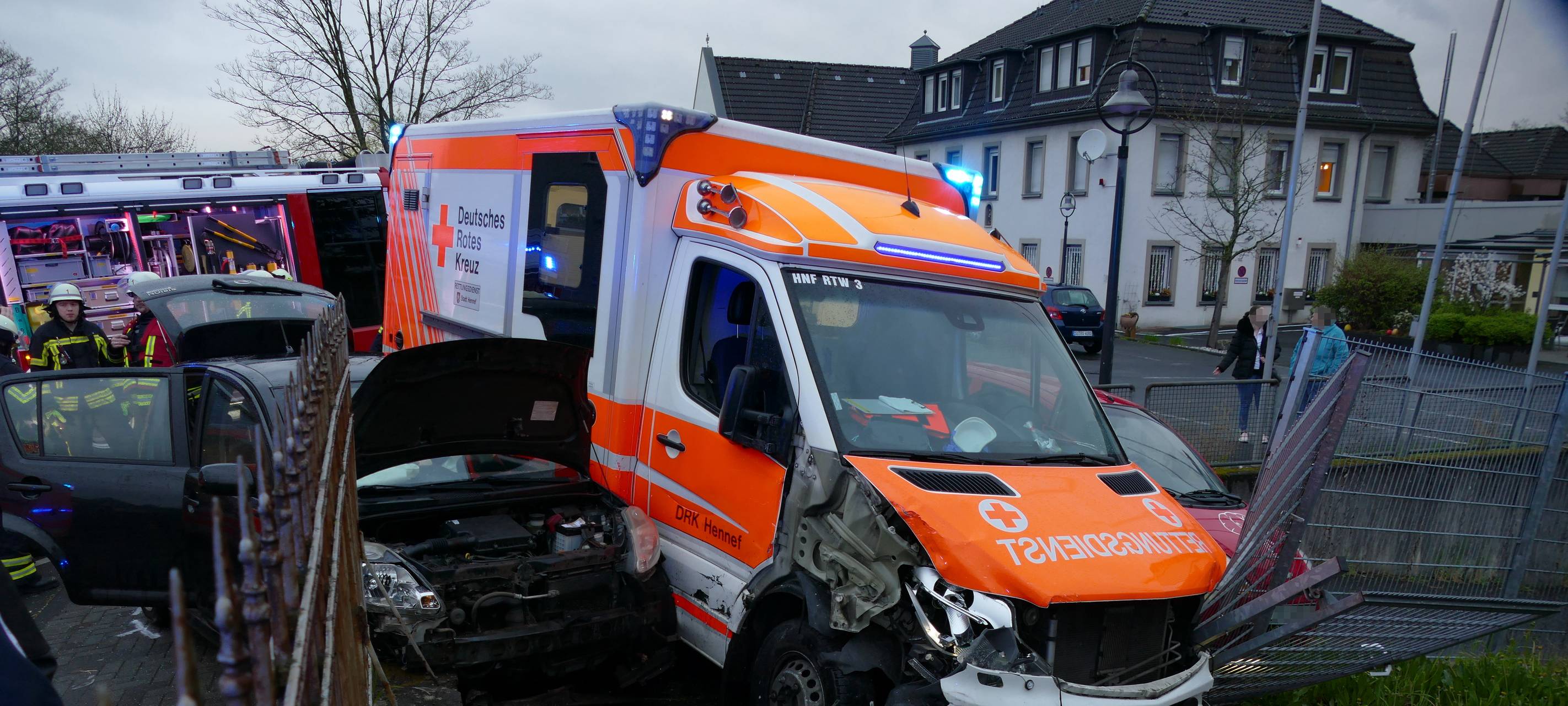 In Rettungswagen gekracht - vier Verletzte in Hennef