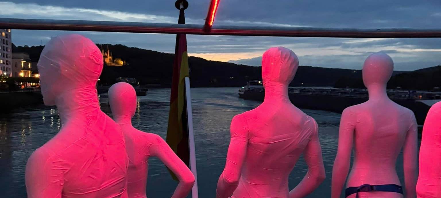 Protest-Aktion: 135 Puppen auf dem Rhein