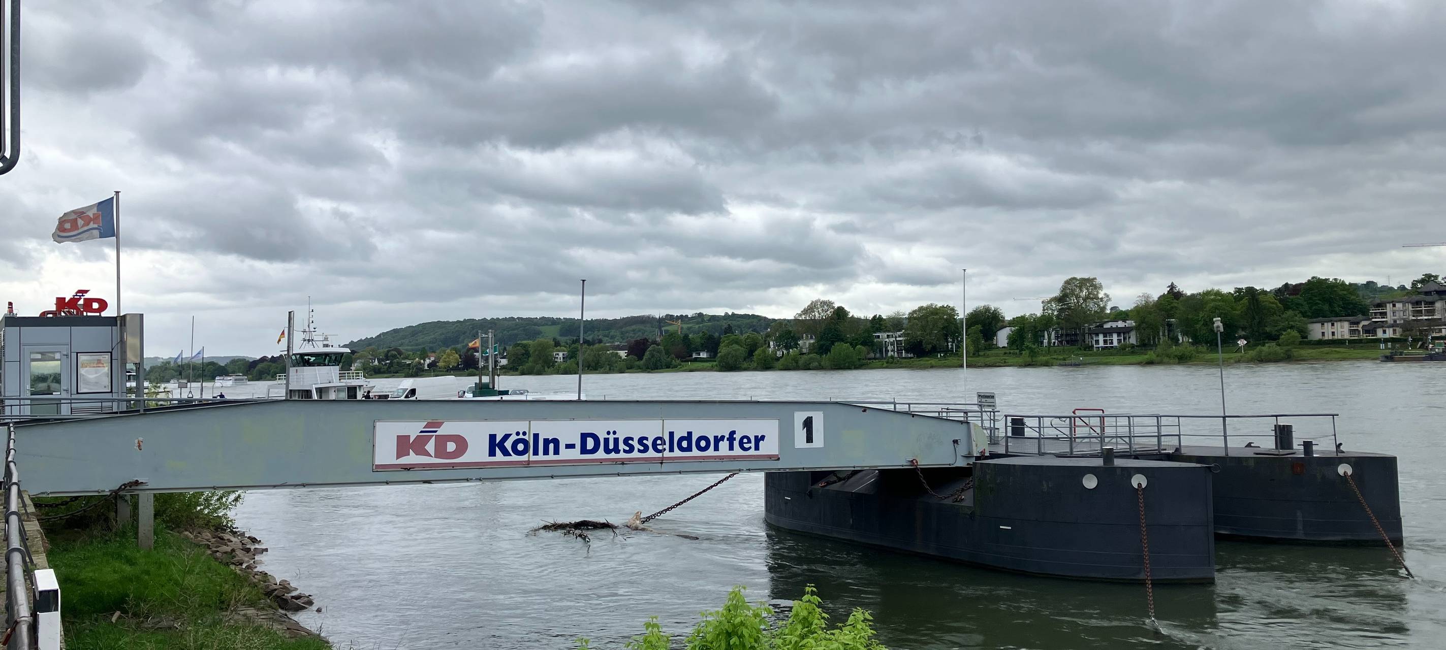 Bonner Personenschifffahrt beendet Saison mit Schiffsparade und Feuerwerk