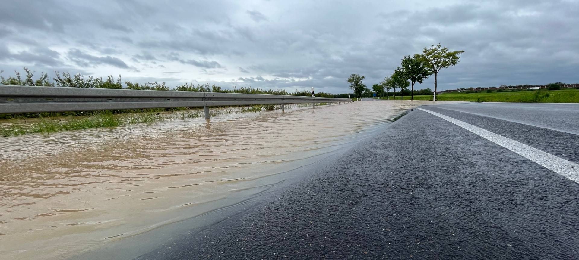Aufräumen nach dem Unwetter, Straßen bleiben gesperrt