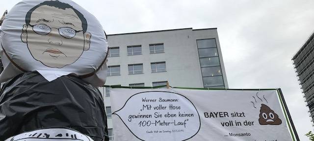 Demo wegen Bayer-Versammlung