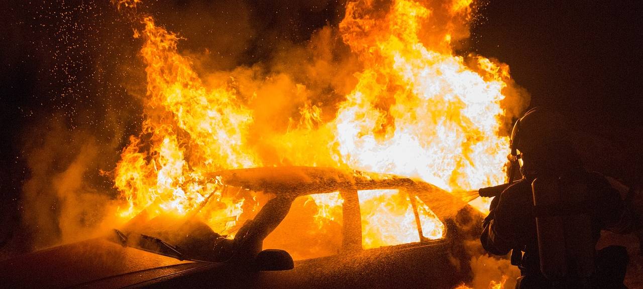 Hennef: Zwei Autos stehen in Vollbrand