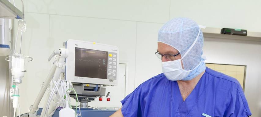 Anästhesist im mit Patient im Saal