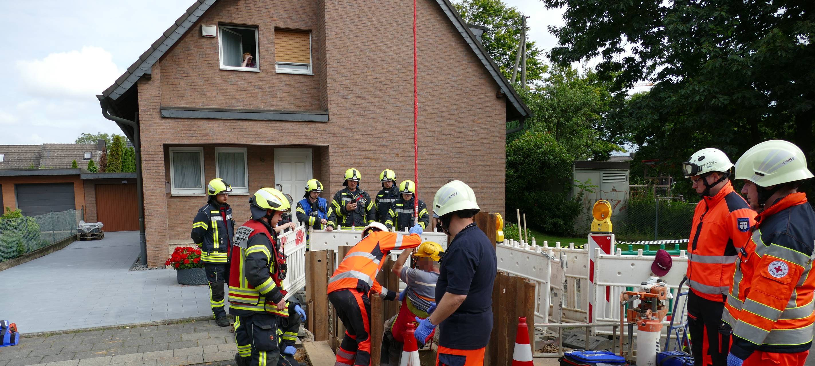 Troisdorf: Unfall in vier Metern Tiefe - Bauarbeiter verletzt