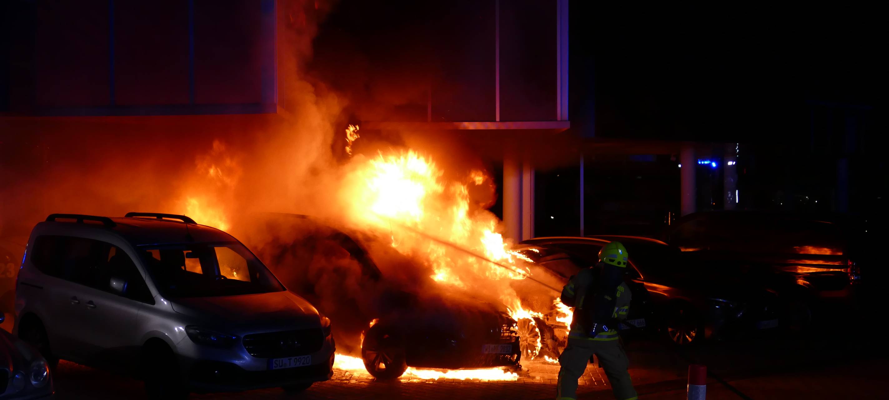 Siegburg: Autos vor Autohaus in Brand