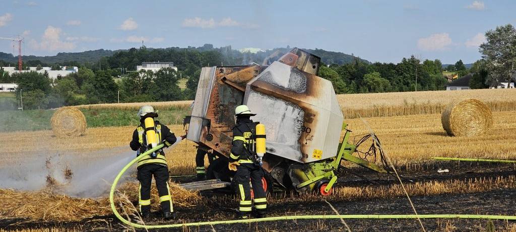 Brand einer Strohpresse und eine Stoppelfeldes in Troisdorf