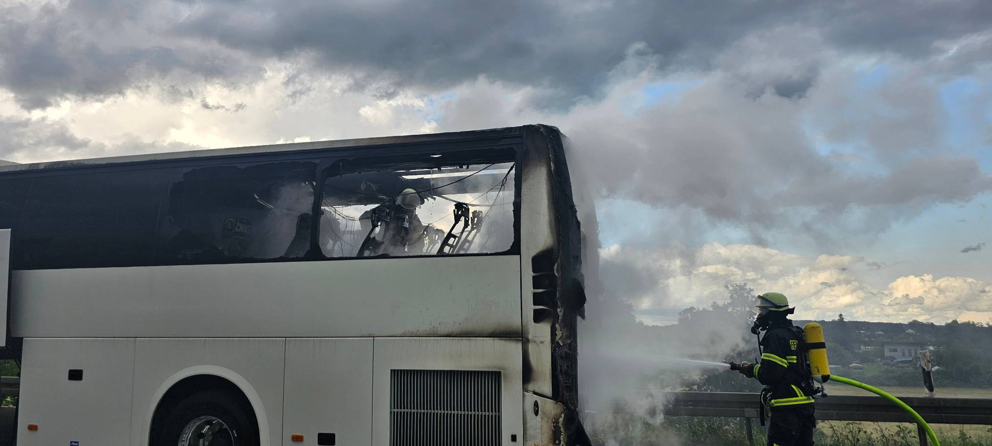 Der Regen löschte mit - Reisebus brannte auf der A3