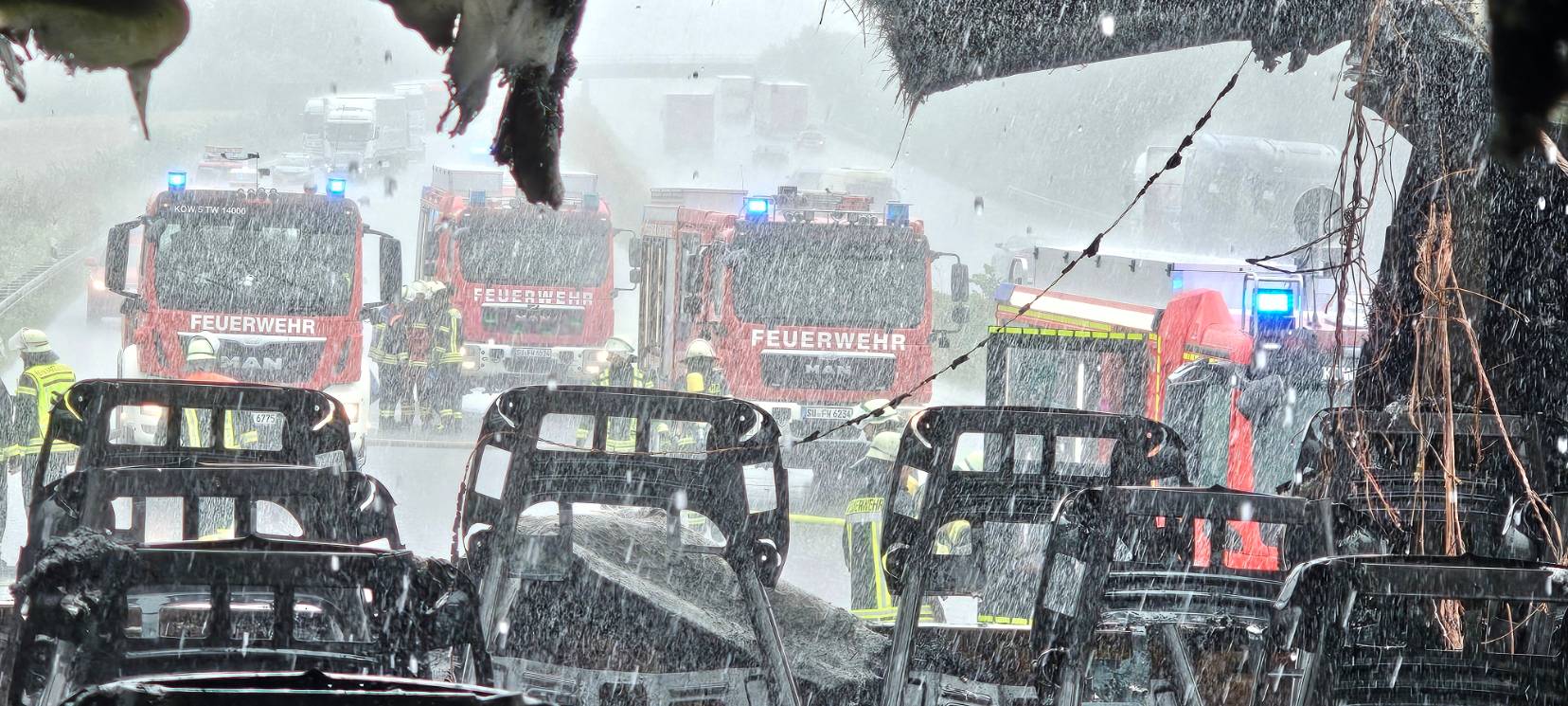 Der Regen löschte mit - Reisebus brannte auf der A3