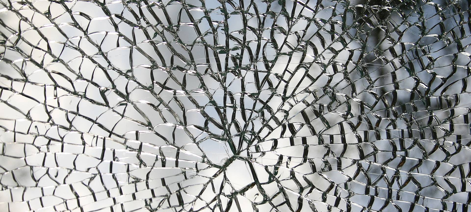 Frau attackiert Fernseher in Siegburger Elektro-Laden