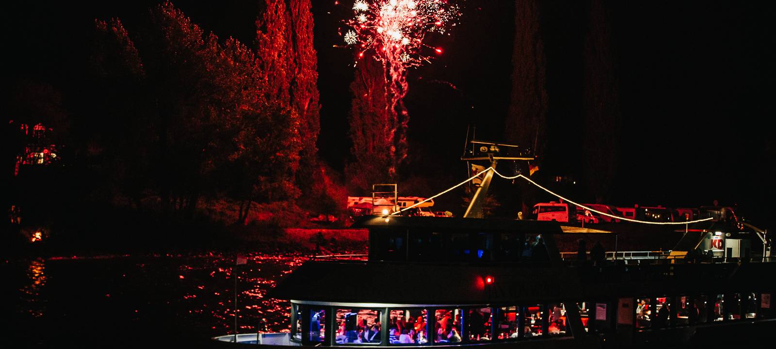 Schlechtes Wetter und gute Stimmung bei Rhein in Flammen