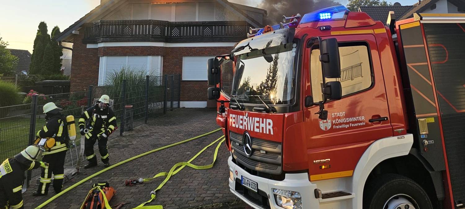 Königswinter: 100 Feuerwehrkräfte bei Dachbrand im Einsatz