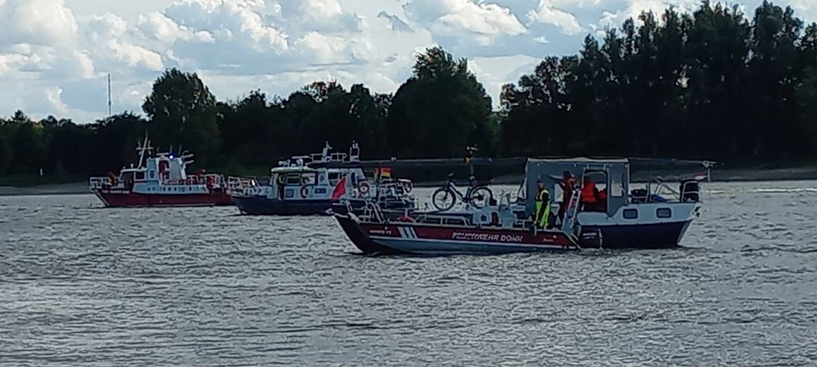 Manövrierunfähiges Boot auf dem Rhein