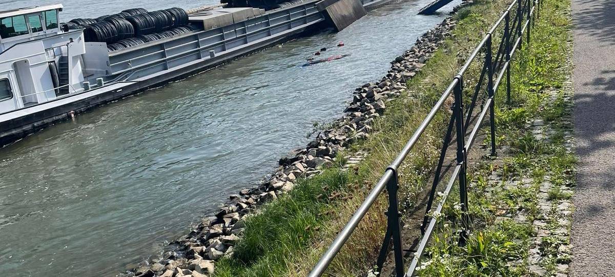 Bonn: Frachtschiff rammt Steg des Rudervereins