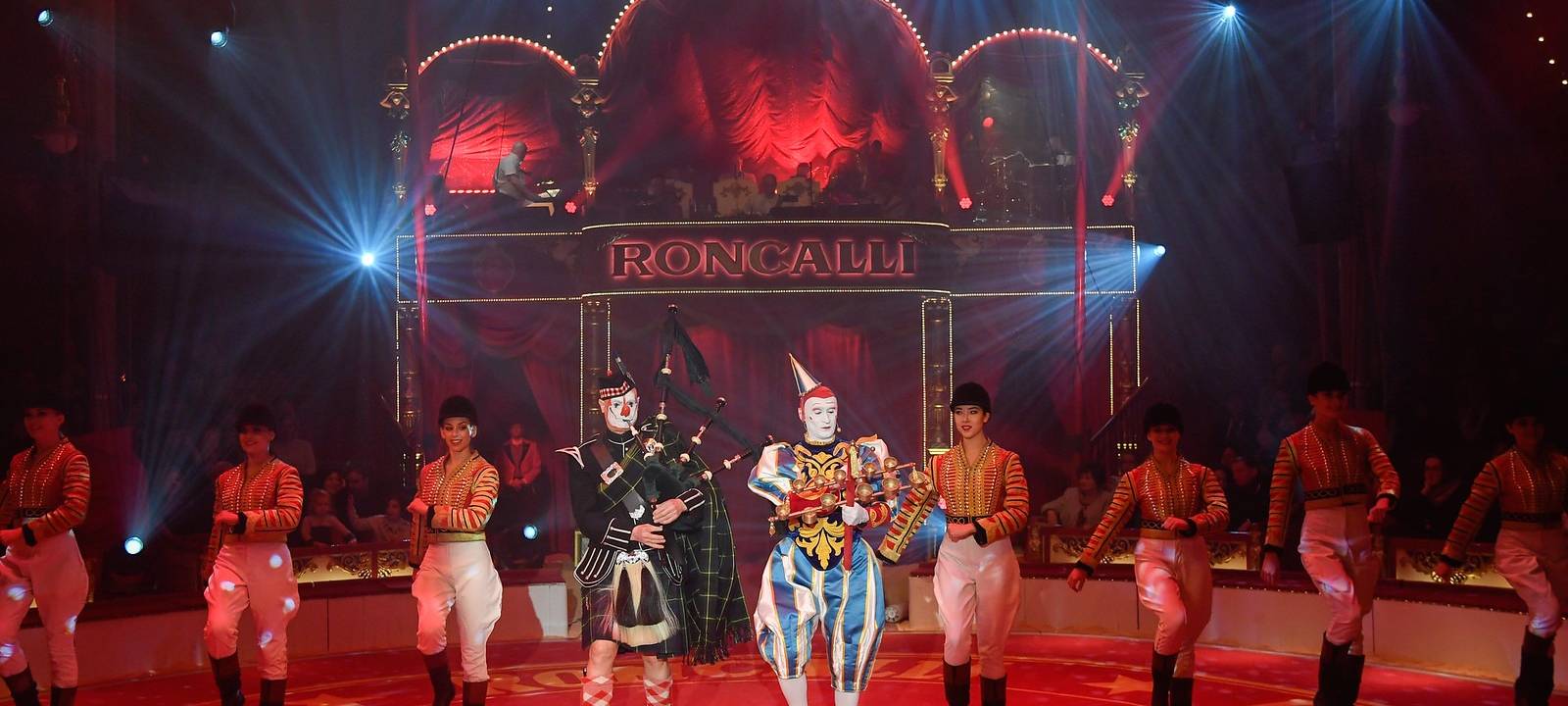 Der Zirkus ist in der Stadt