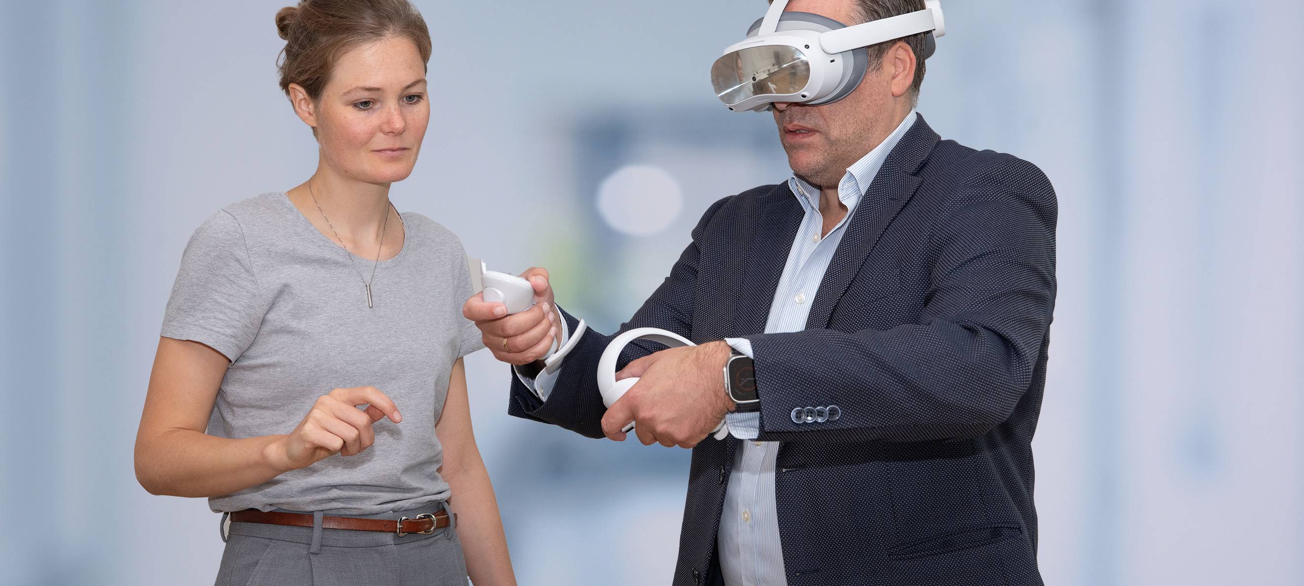 Uniklinik: Pflegekräfte üben mit VR-Brillen