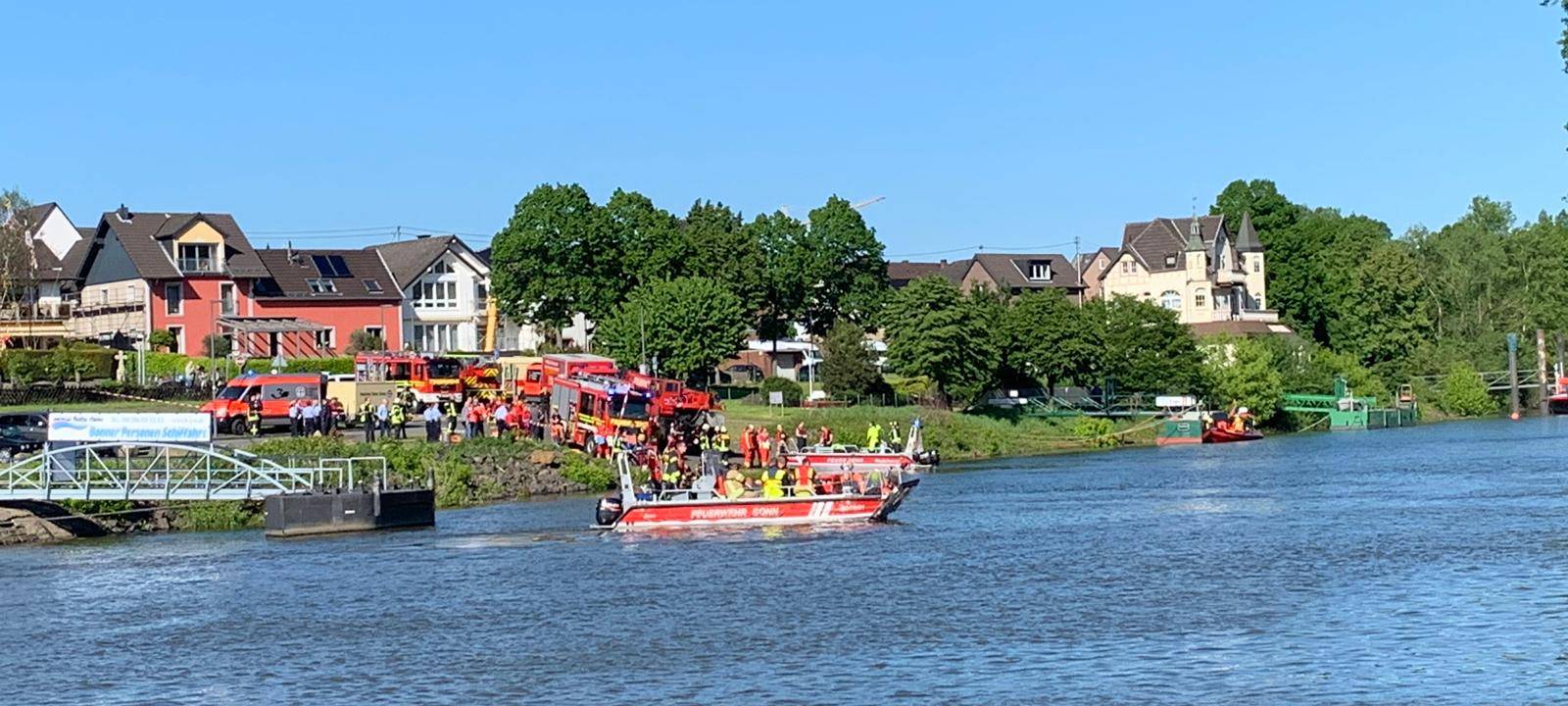 Auto fährt bei Mondorf in den Rhein