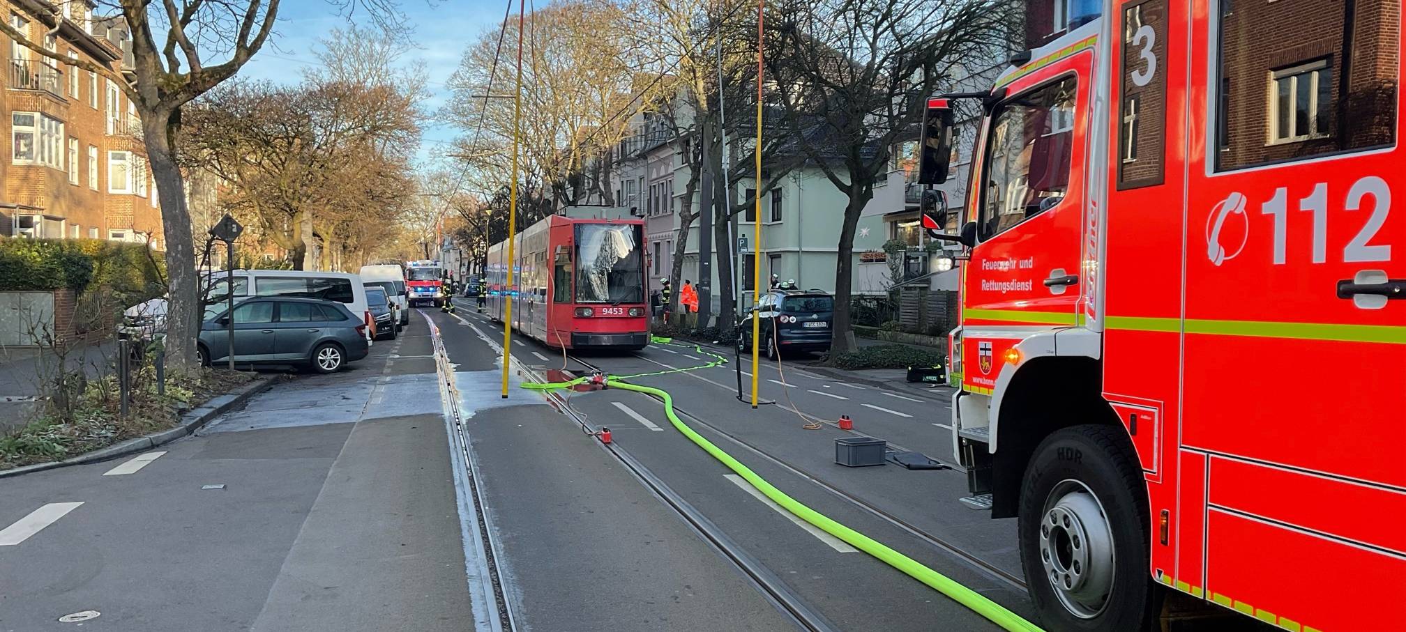 Komplizierter Einsatz: Straßenbahn brennt in Bonn