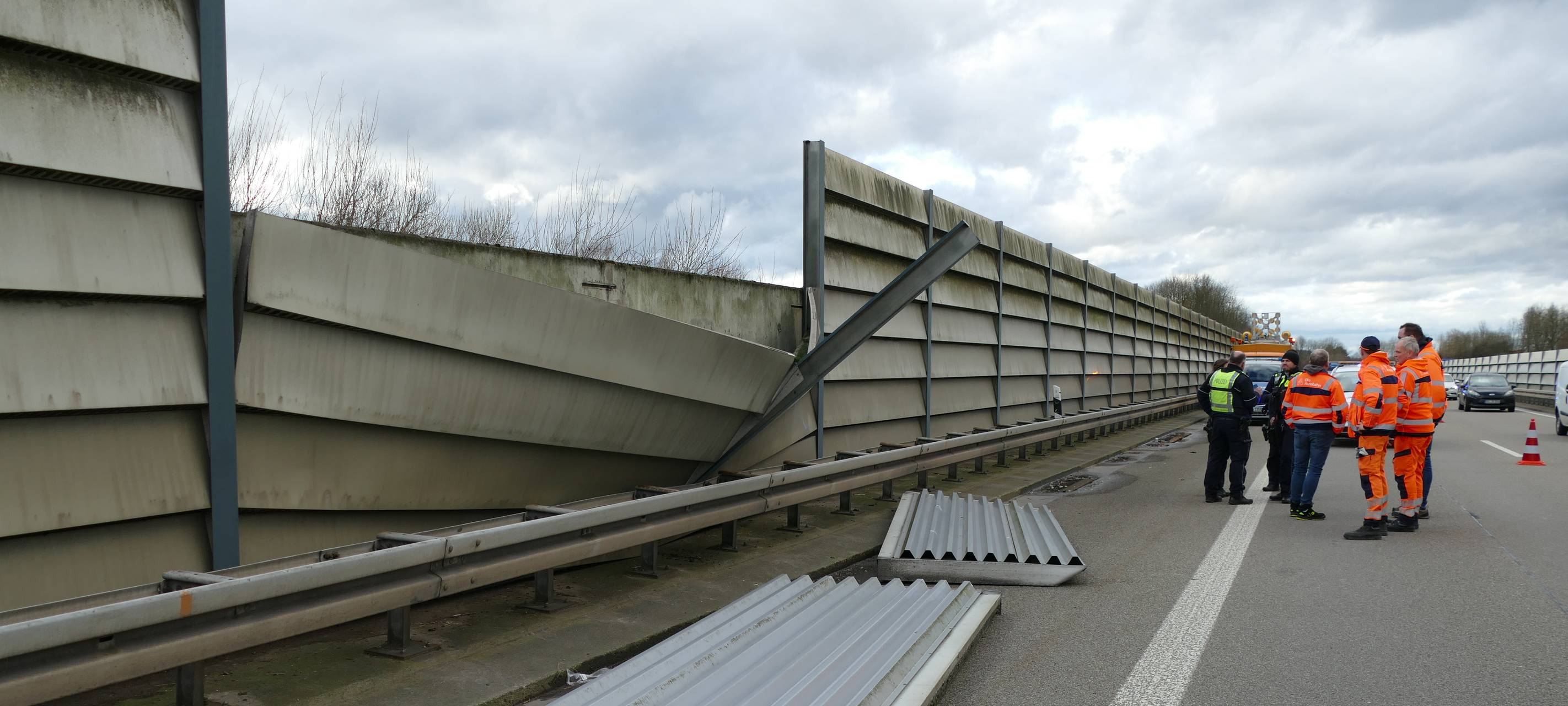 Metallplatten auf der A560: Autobahn ist wieder frei!