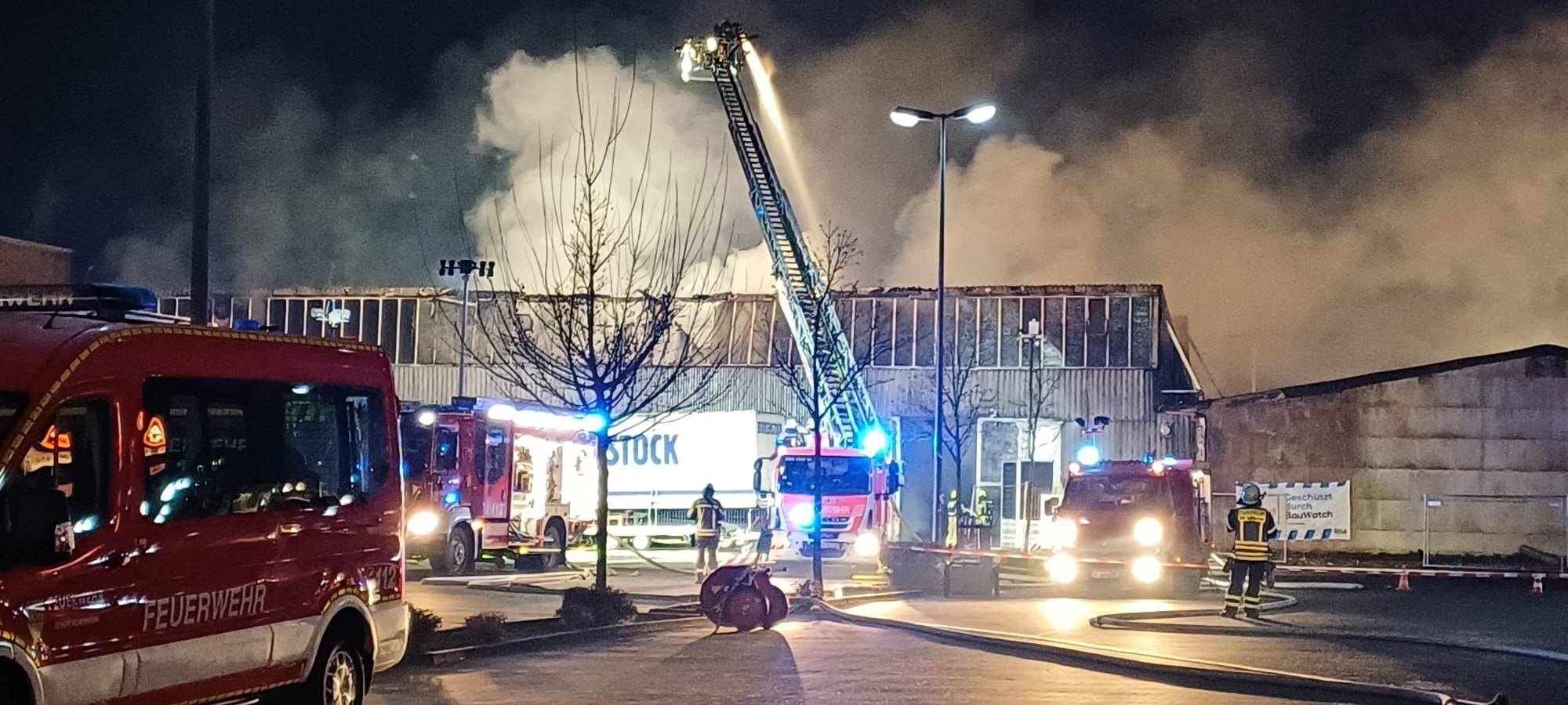 Einsatz in Bornheim-Hersel: Feuer in einer Lagerhalle