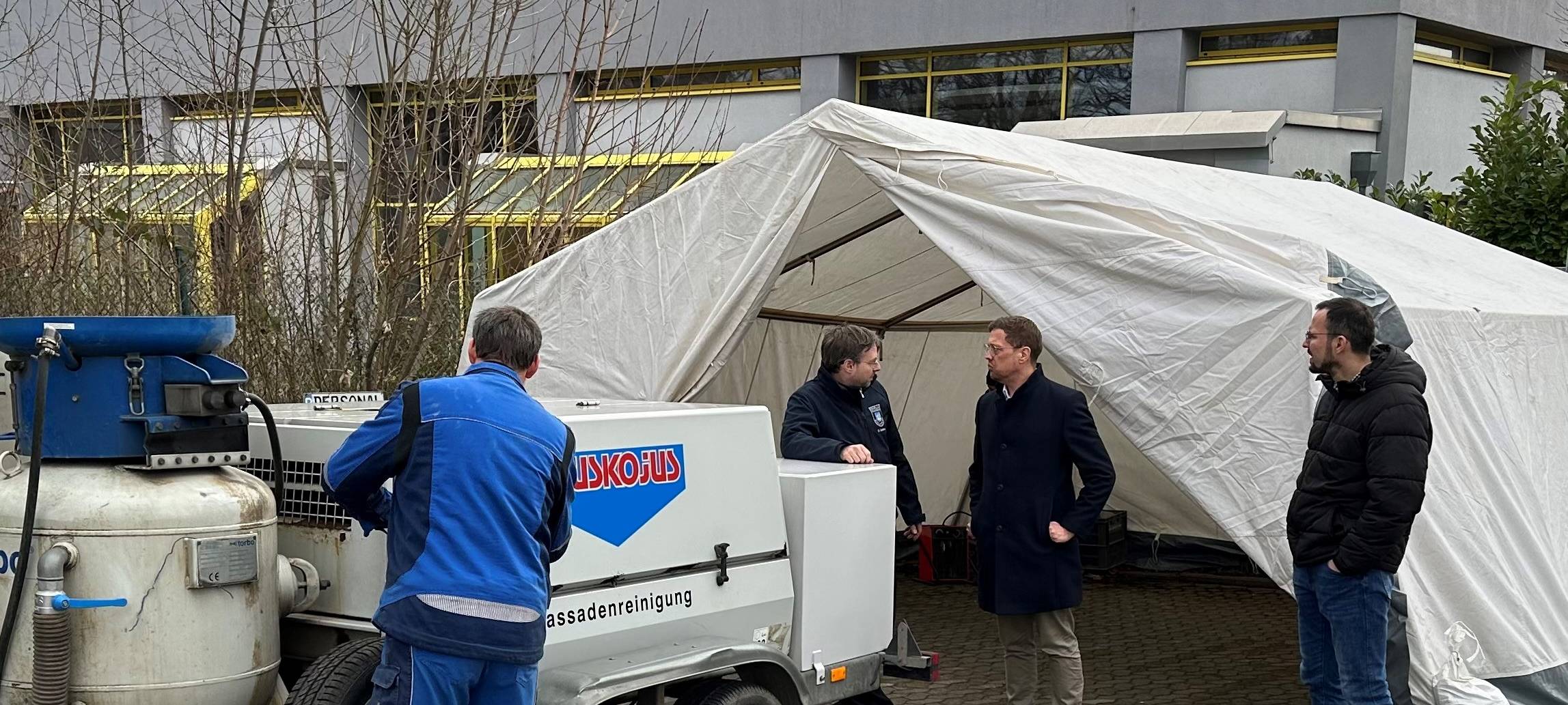 Die Feuerwehr rettet auch das Hallenbad in Wachtberg-Berkum