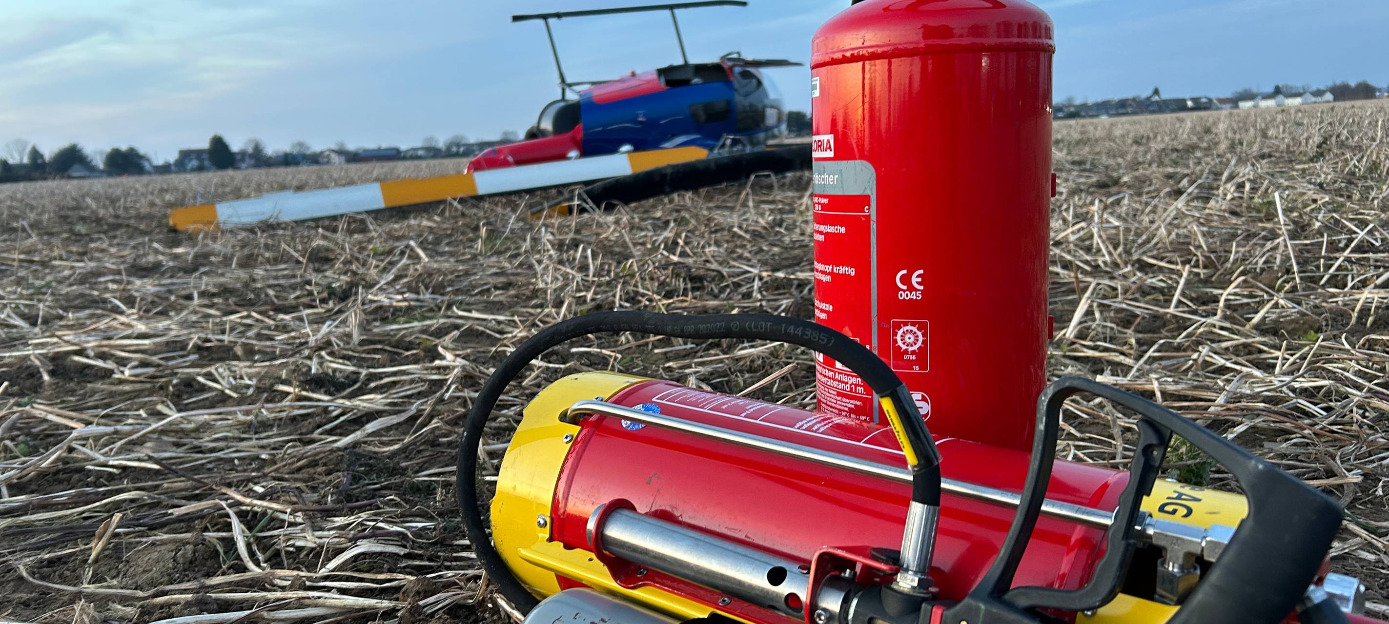 Hubschrauber stürzt auf Feld in Sankt Augustin-Meindorf