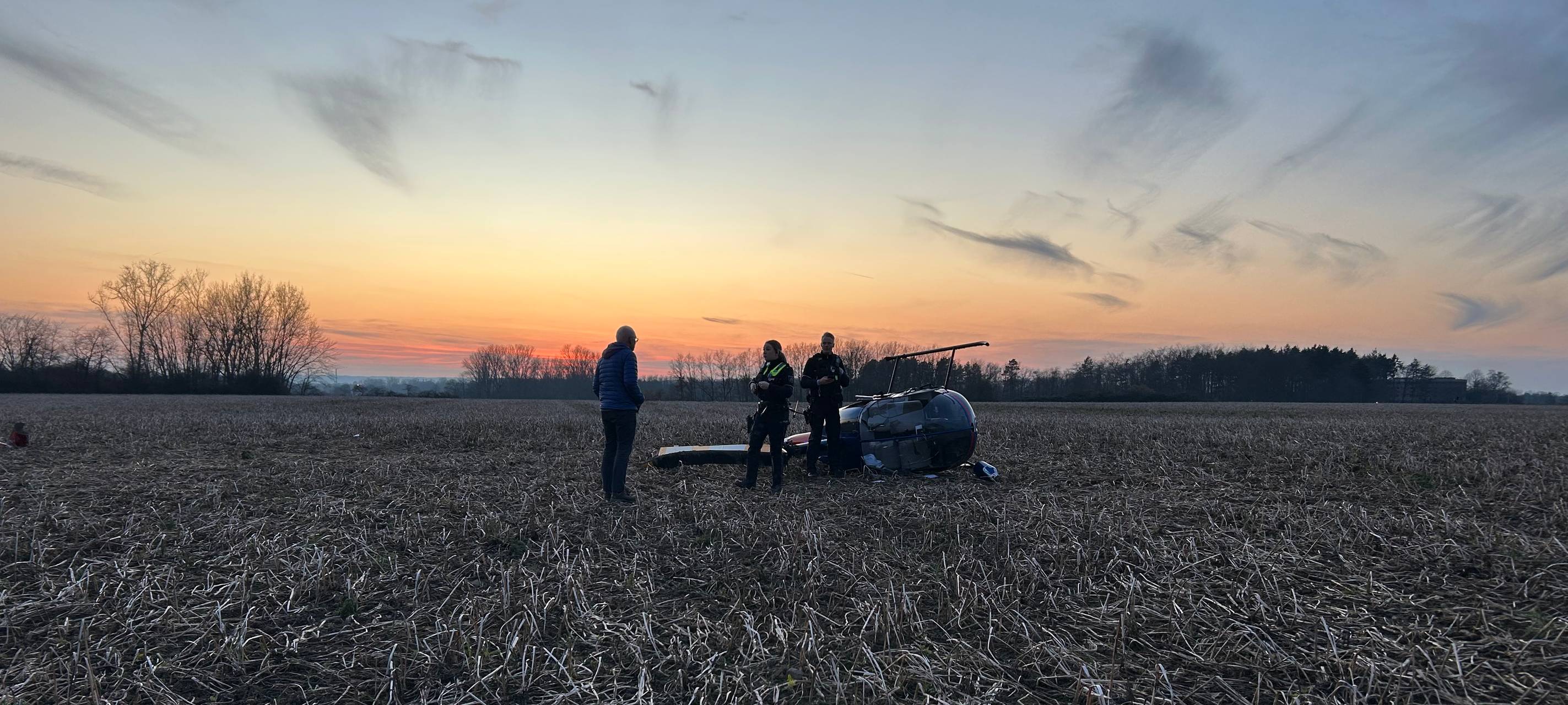 Hubschrauber stürzt auf Feld in Sankt Augustin-Meindorf