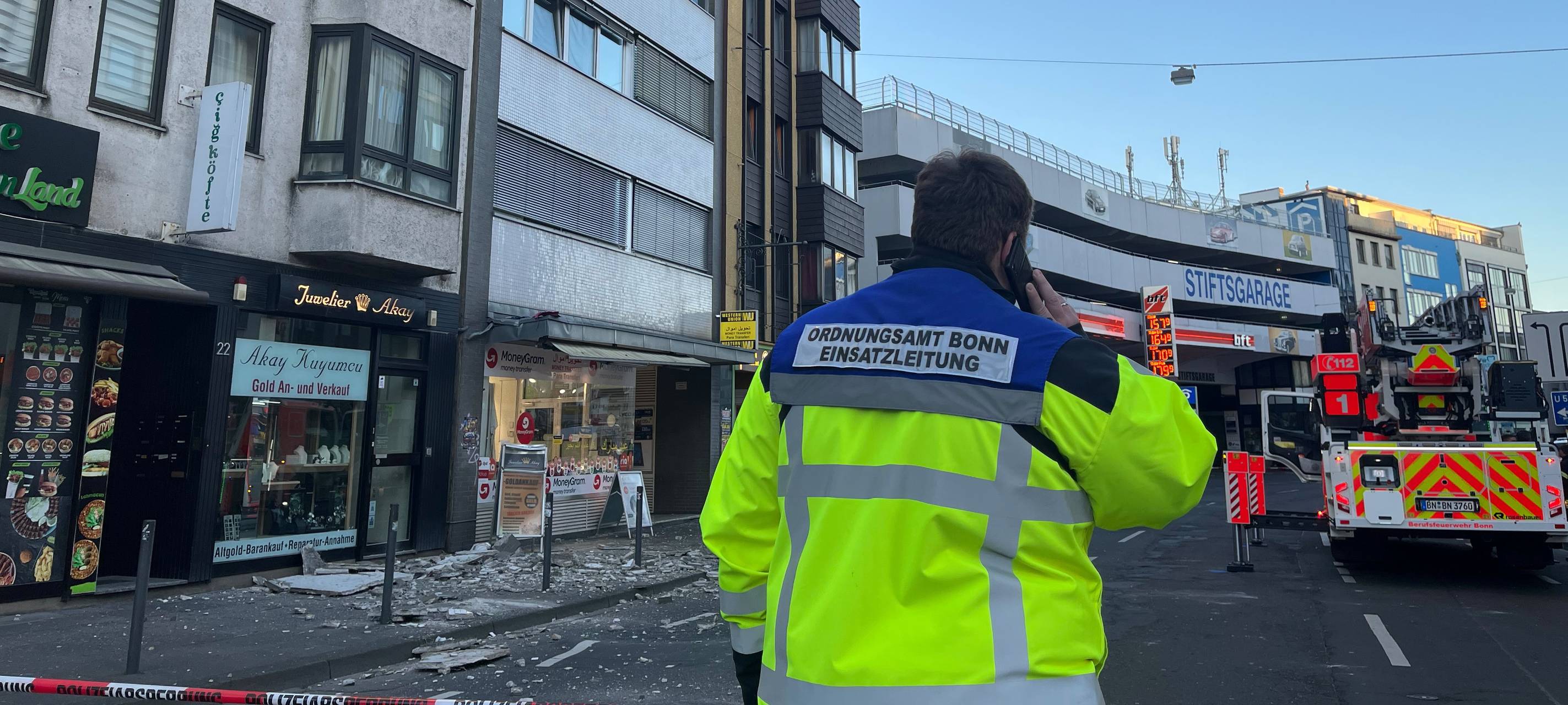 Bonner City: Fassadenteile sind auf Passanten gefallen