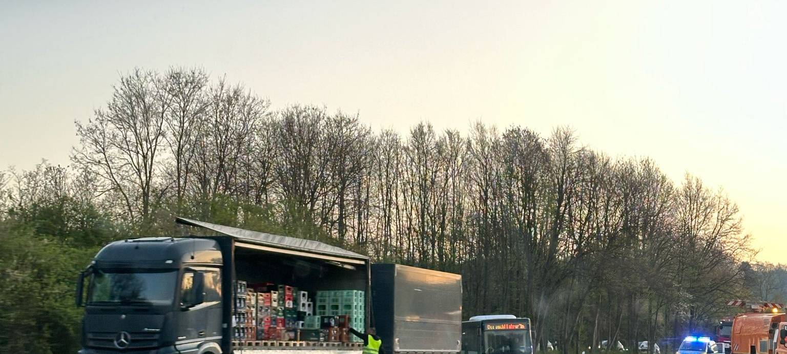 150 Getränkekisten landeten auf der A560 bei Hennef