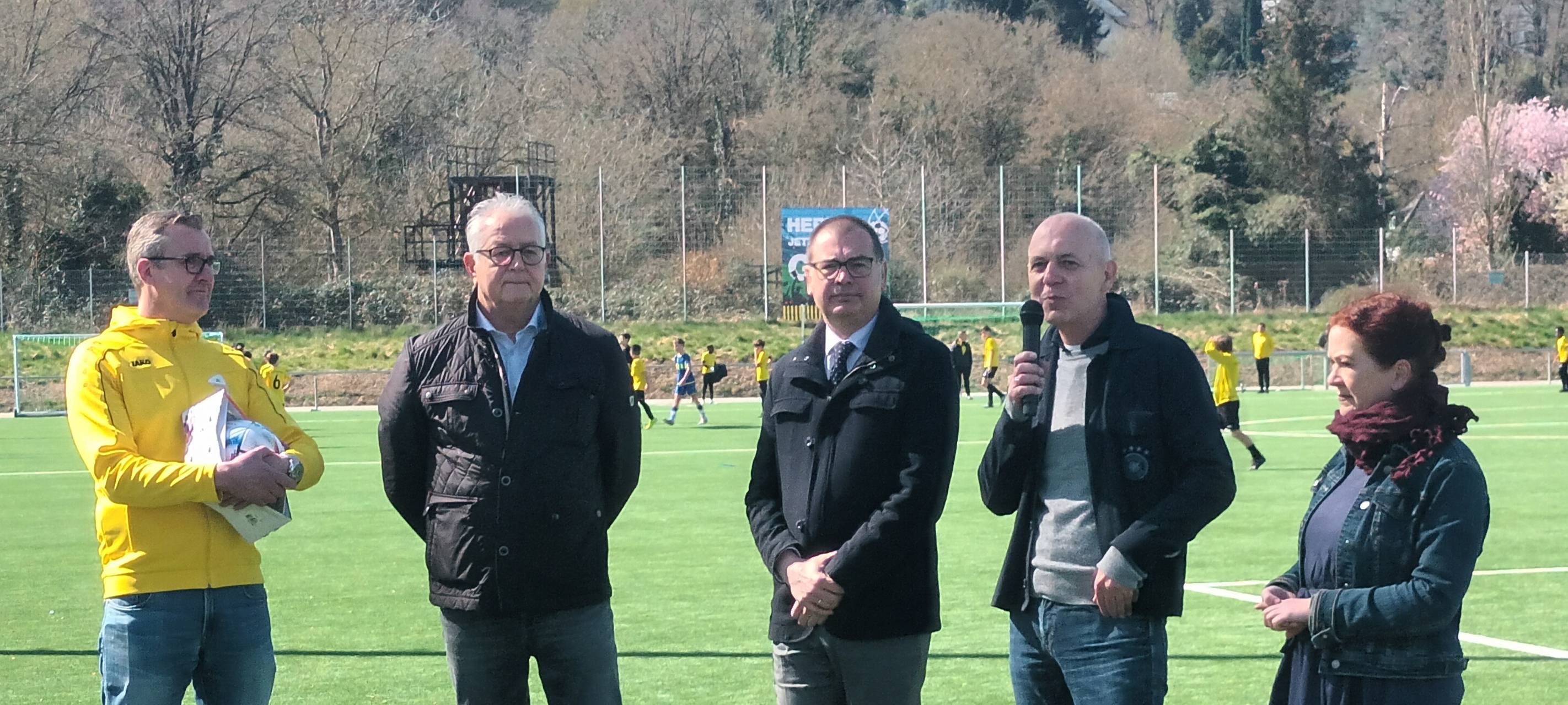 Kunstrasen statt Asche: Hertha Bonn weiht neuen Platz ein