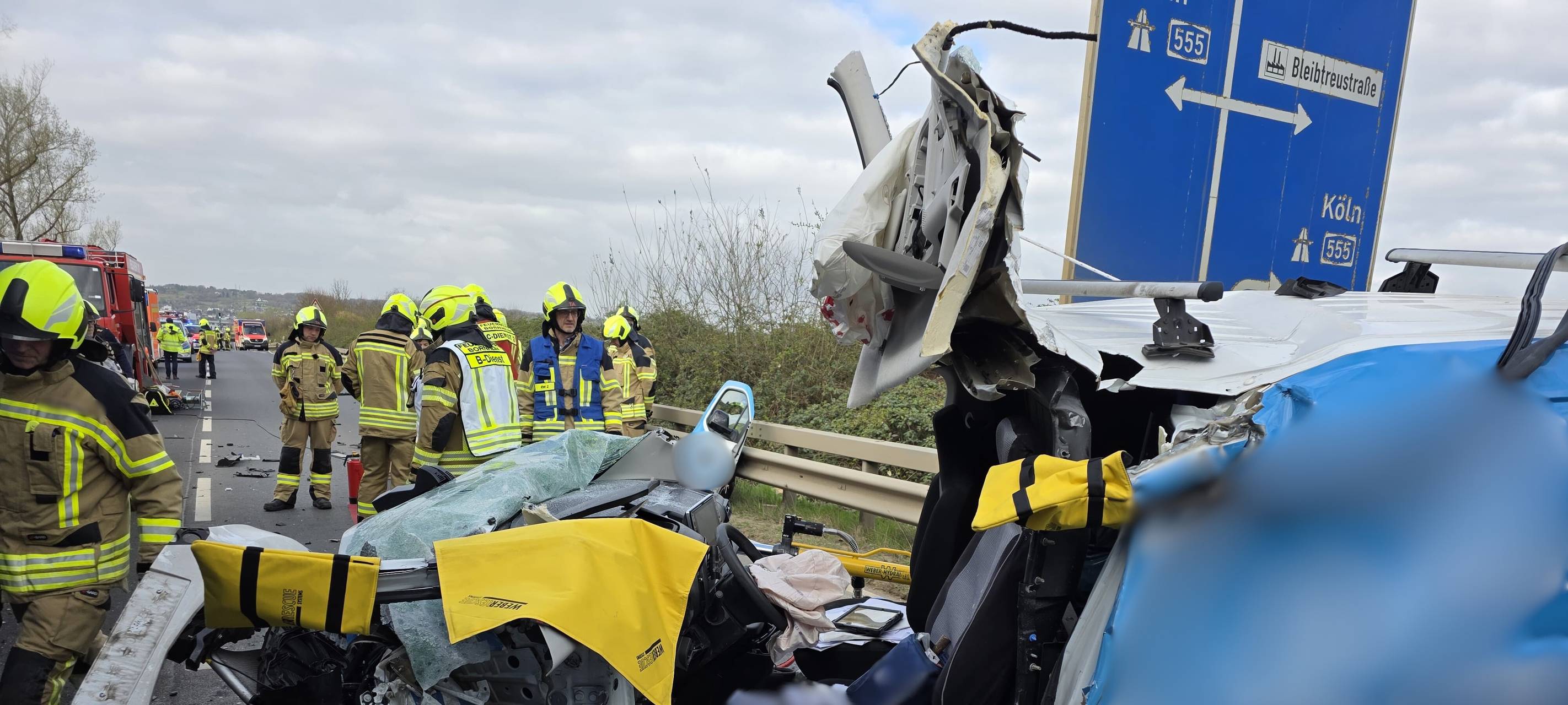 Fahrer eingeklemmt: Schwerer Unfall in Bornheim-Hersel