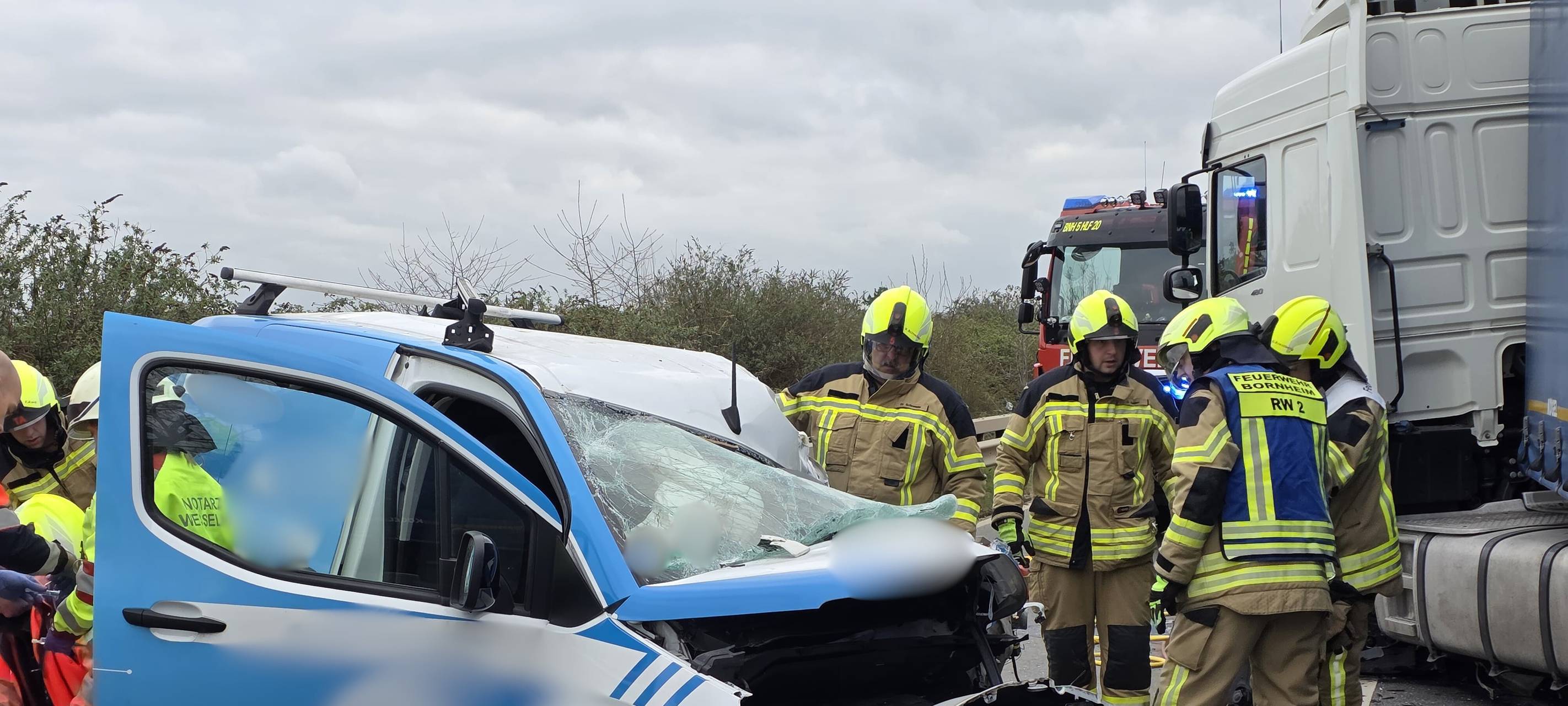 Fahrer eingeklemmt: Schwerer Unfall in Bornheim-Hersel
