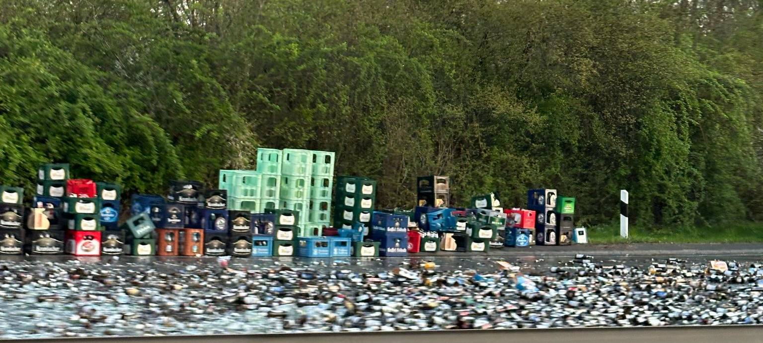 150 Getränkekisten landeten auf der A560 bei Hennef