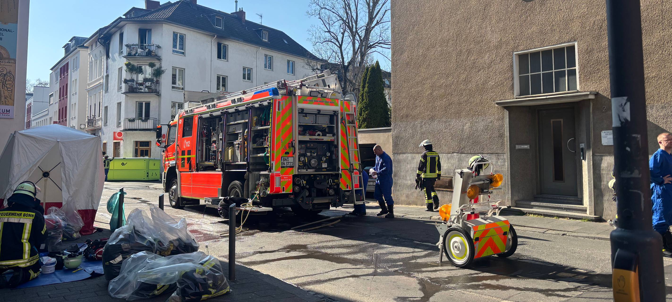 Feuer in der Bonner City - Bewohnerin von Balkon gerettet