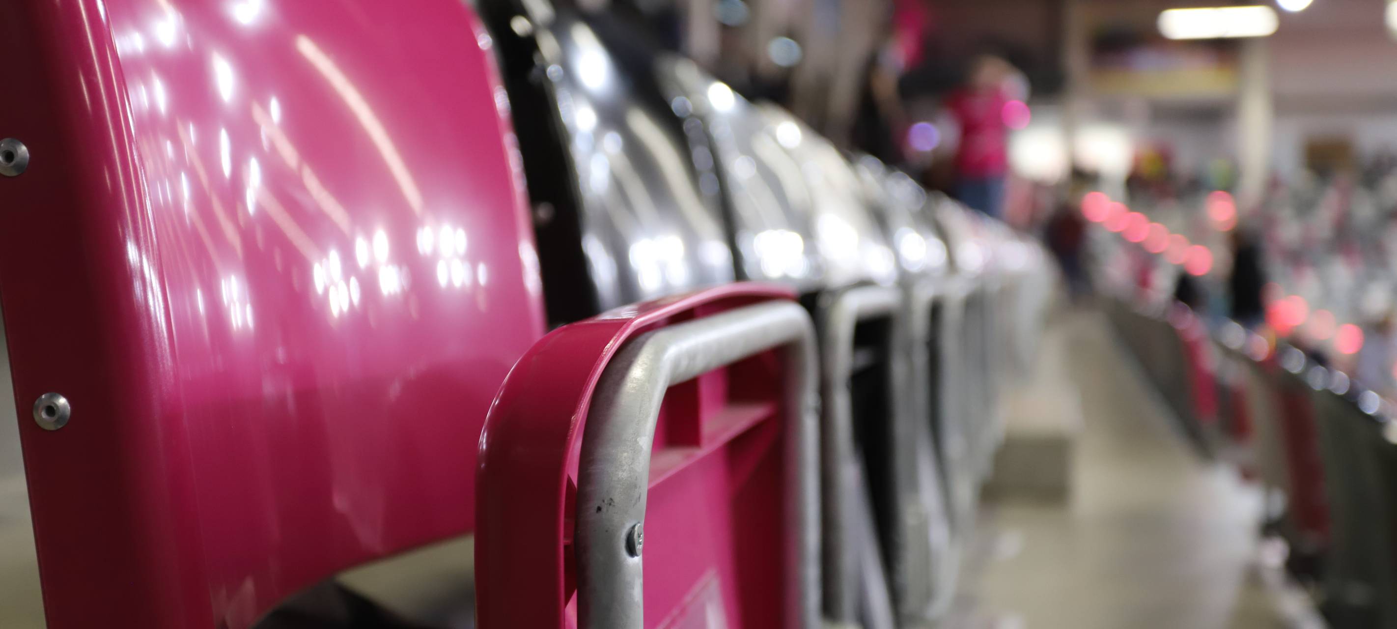 Stadionsstuhl in Magenta nach hinten unscharf
