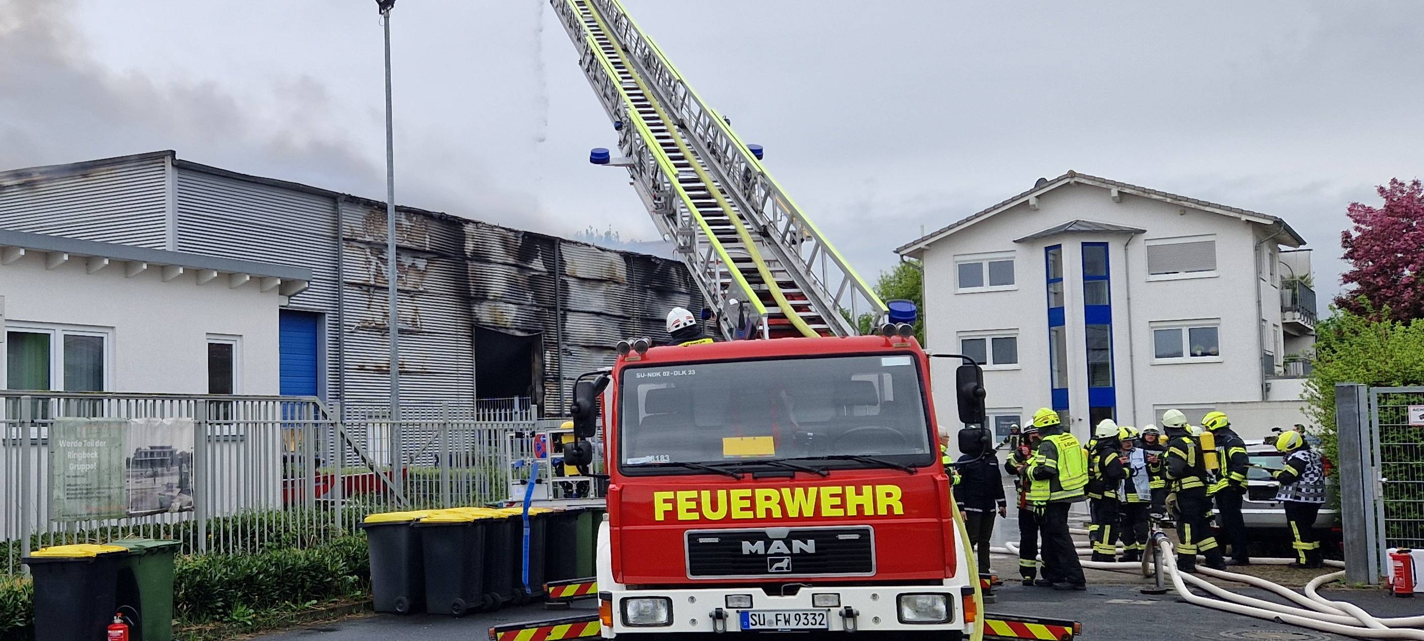 Schwerverletzte Person bei Großbrand in Niederkassel-Mondorf