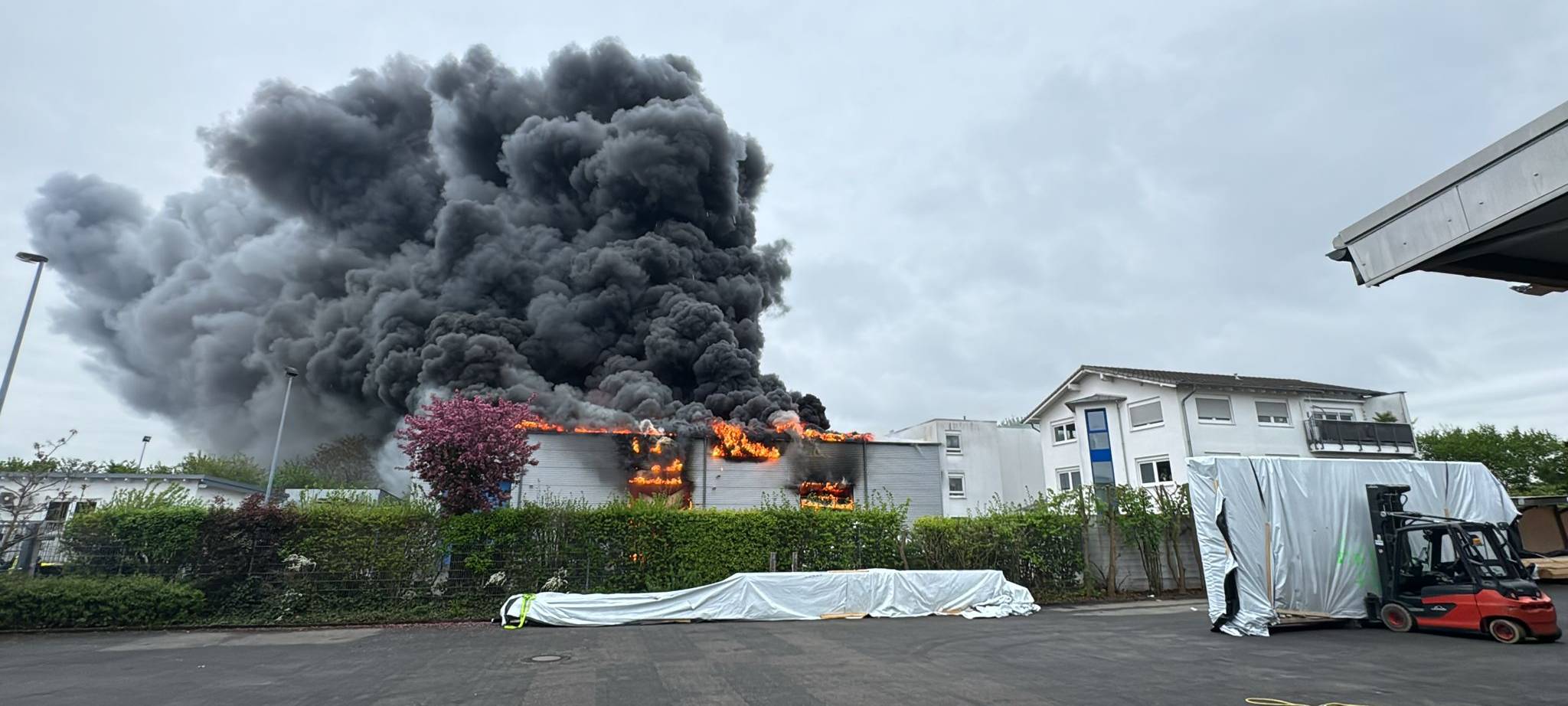 Schwerverletzte Person bei Großbrand in Niederkassel-Mondorf