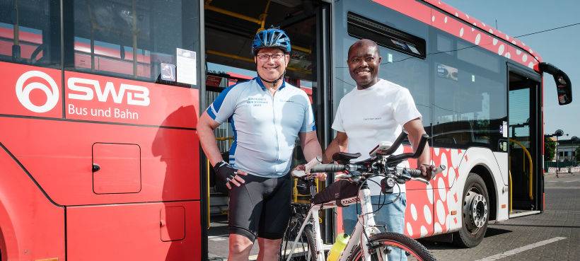 Busfahrer radelt für guten Zweck von Bonn nach Afrika
