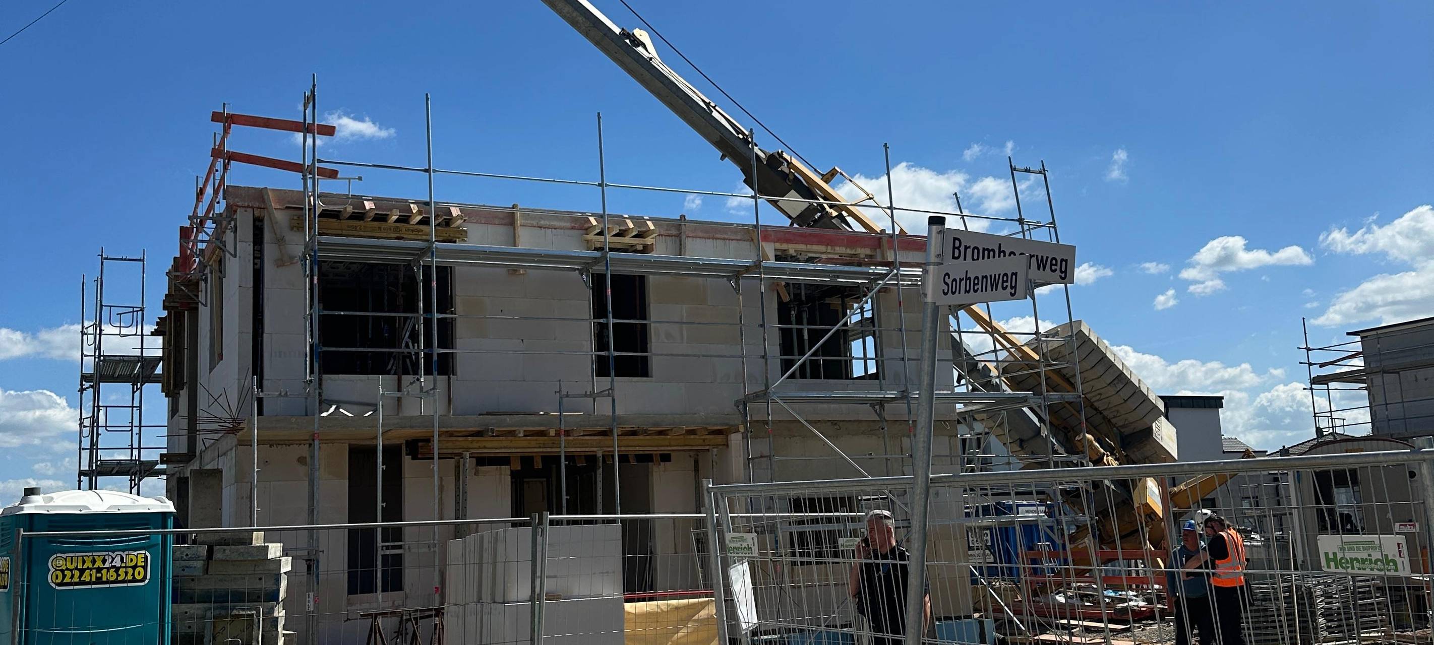 Niederkassel: Baukran stürzt auf Rohbau