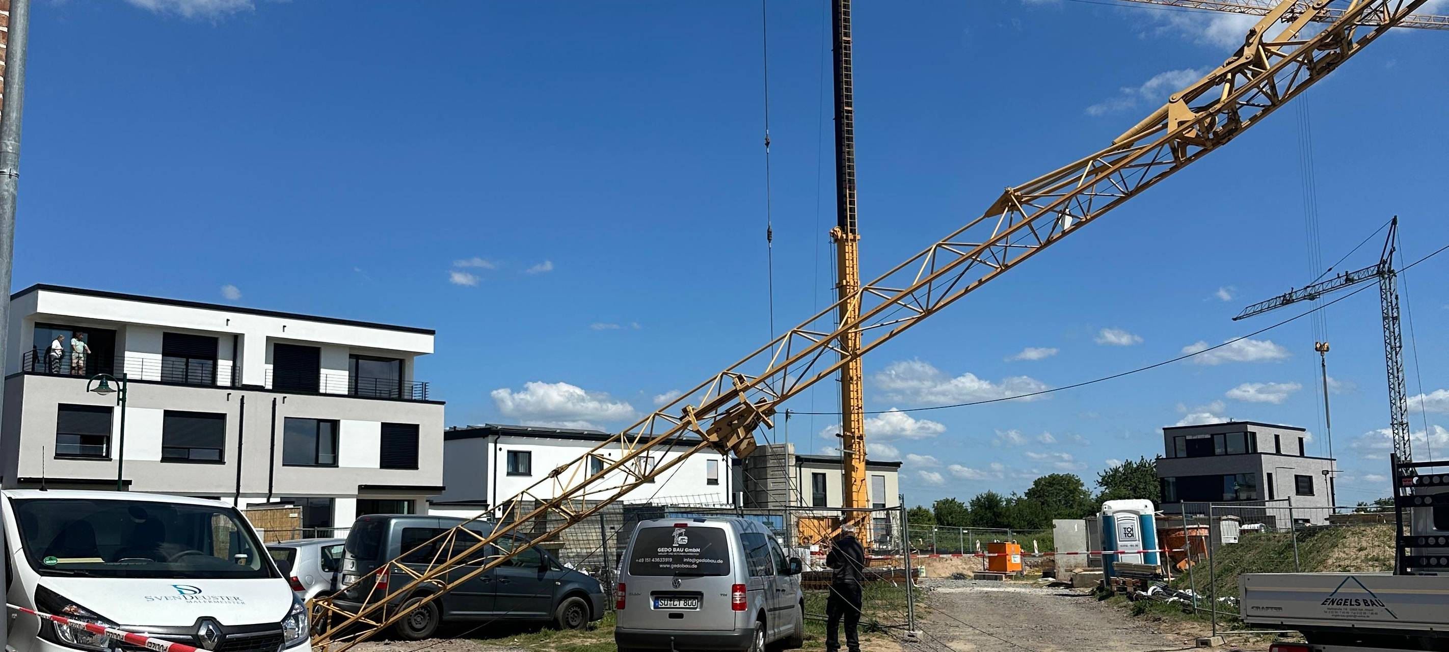 Niederkassel: Baukran stürzt auf Rohbau