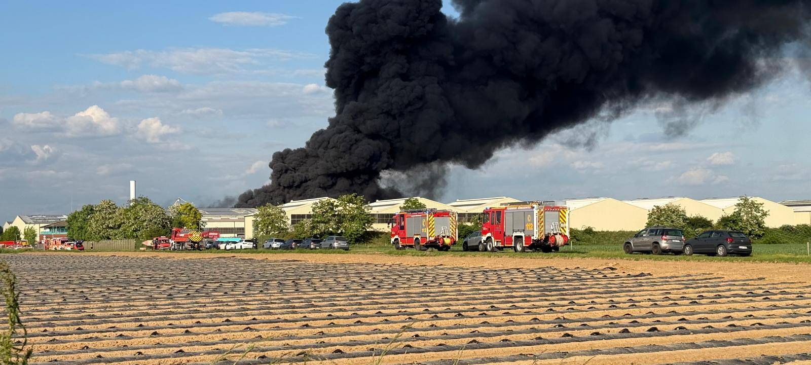 Swisttal: Großbrand auf Abfall-Sortieranlage