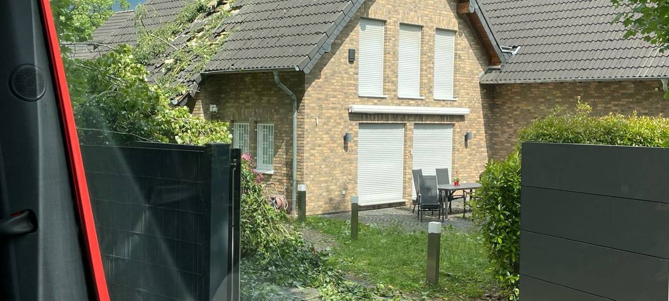 Troisdorf: Baum stürzt auf Einfamilienhaus