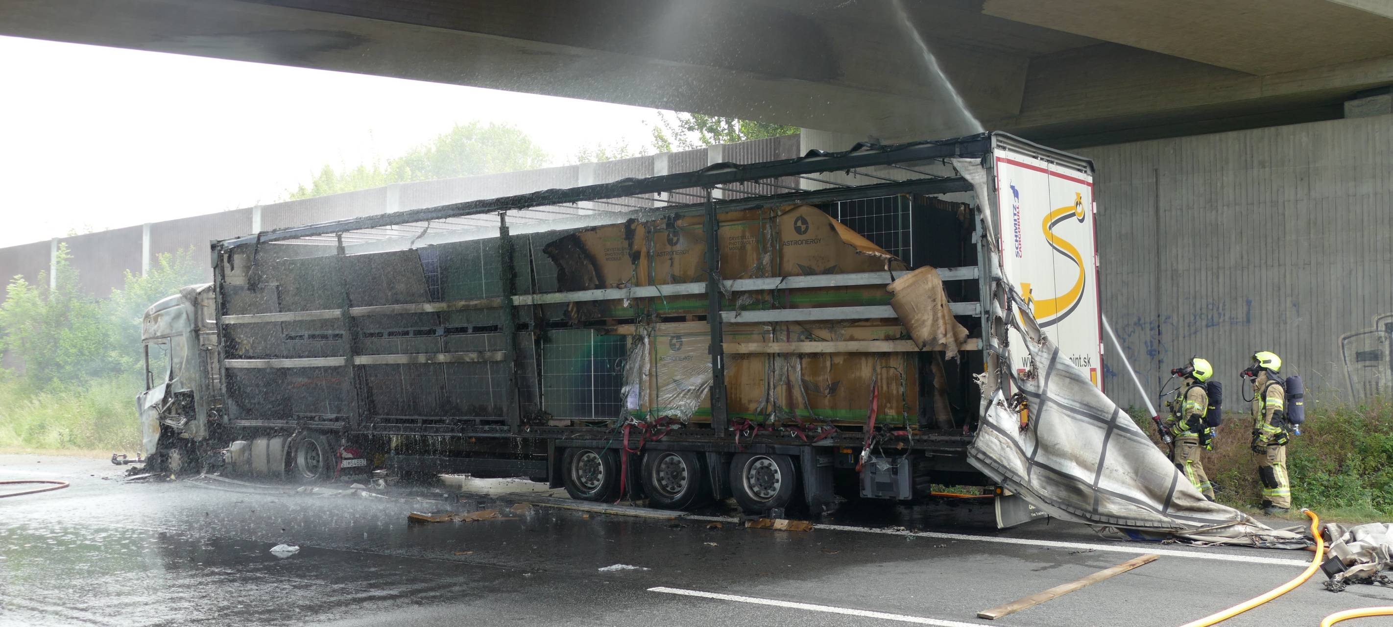 Königswinter: LKW brennt auf A3