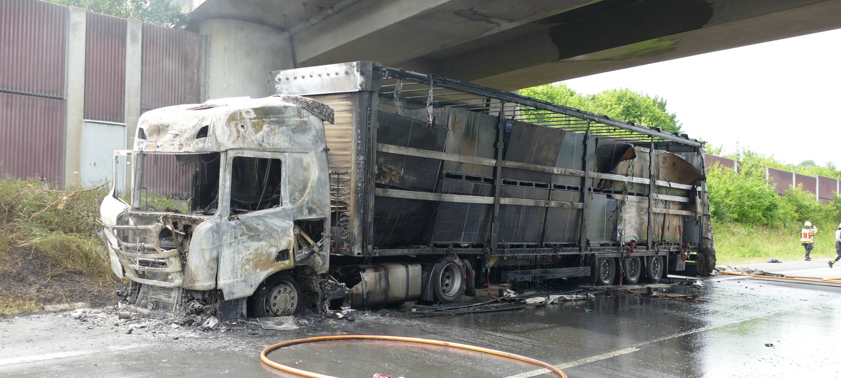 Königswinter: LKW brennt auf A3