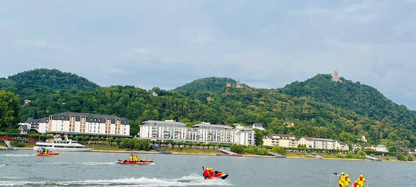 Bonn-Mehlem: Schwimmer auf dem Rhein in Seenot